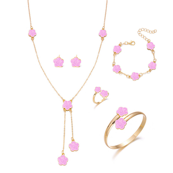 Öt részes ötvözetű ékszerszett: nyaklánc, karkötő, fülbevalók és kézhez tartozó kiegészítők, O-lánccal, növény- és virágmintával, elektrogalván bevonattal