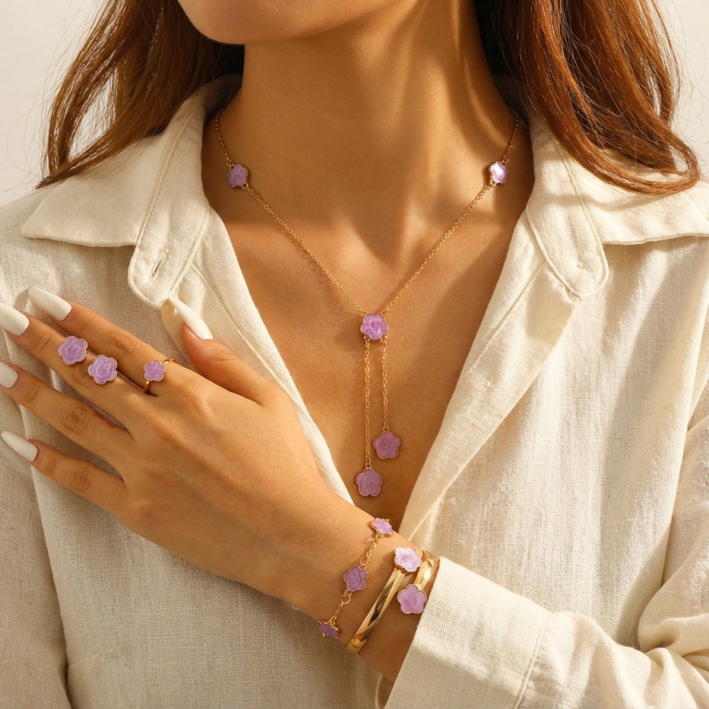 Öt részes ötvözetű ékszerszett: nyaklánc, karkötő, fülbevalók és kézhez tartozó kiegészítők, O-lánccal, növény- és virágmintával, elektrogalván bevonattal