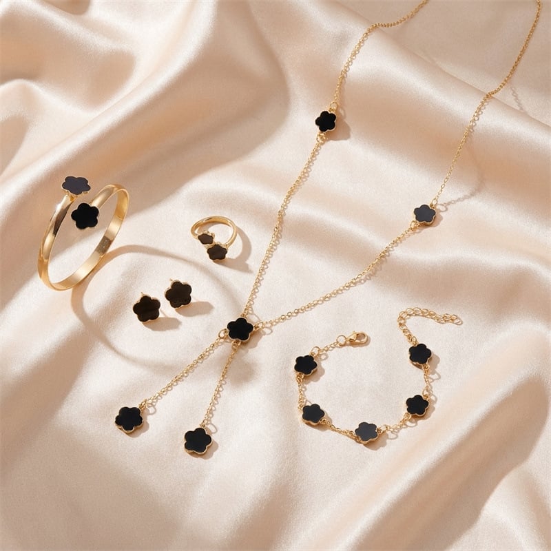 Öt részes ötvözetű ékszerszett: nyaklánc, karkötő, fülbevalók és kézhez tartozó kiegészítők, O-lánccal, növény- és virágmintával, elektrogalván bevonattal