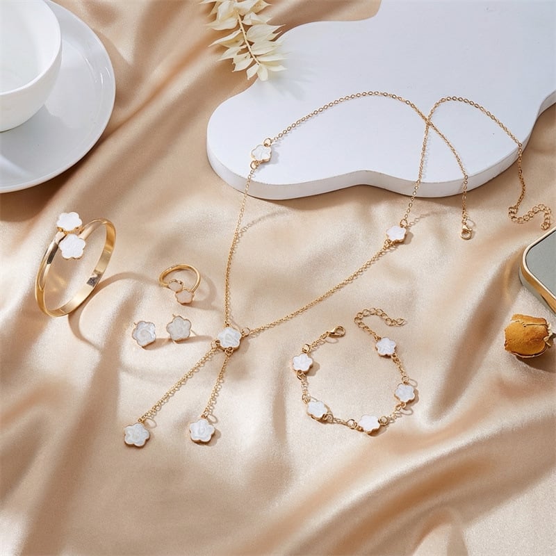 Öt részes ötvözetű ékszerszett: nyaklánc, karkötő, fülbevalók és kézhez tartozó kiegészítők, O-lánccal, növény- és virágmintával, elektrogalván bevonattal