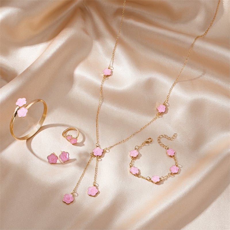 Öt részes ötvözetű ékszerszett: nyaklánc, karkötő, fülbevalók és kézhez tartozó kiegészítők, O-lánccal, növény- és virágmintával, elektrogalván bevonattal