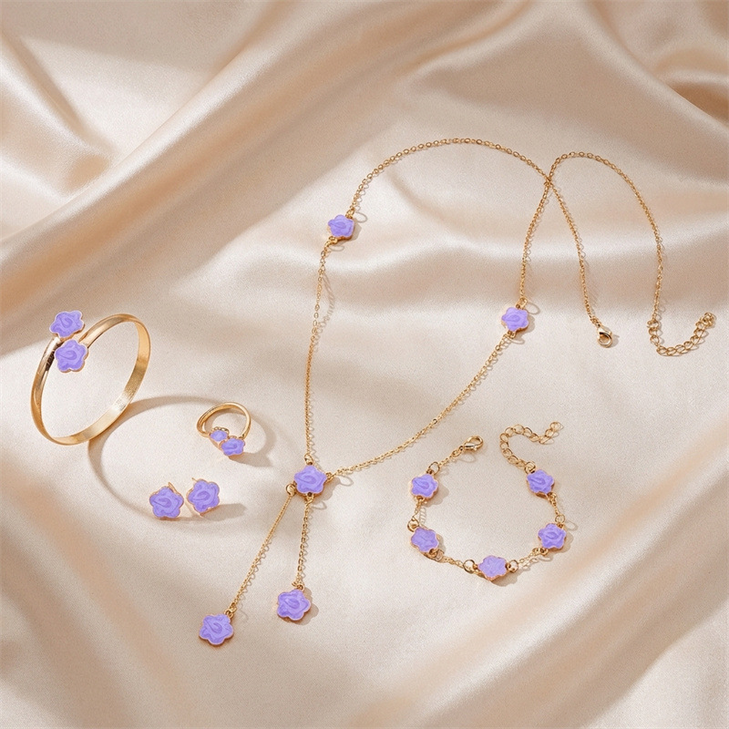 Öt részes ötvözetű ékszerszett: nyaklánc, karkötő, fülbevalók és kézhez tartozó kiegészítők, O-lánccal, növény- és virágmintával, elektrogalván bevonattal