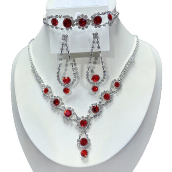 Három darabos ékszerszett: nyaklánc, fülbevaló, karkötő rhinestones-szal, claw lánc, virágos minta, elektroplattolt felület, 2025 ősz