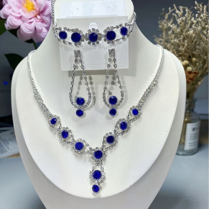 Három darabos ékszerszett: nyaklánc, fülbevaló, karkötő rhinestones-szal, claw lánc, virágos minta, elektroplattolt felület, 2025 ősz