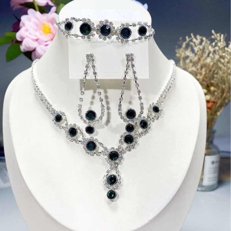 Három darabos ékszerszett: nyaklánc, fülbevaló, karkötő rhinestones-szal, claw lánc, virágos minta, elektroplattolt felület, 2025 ősz