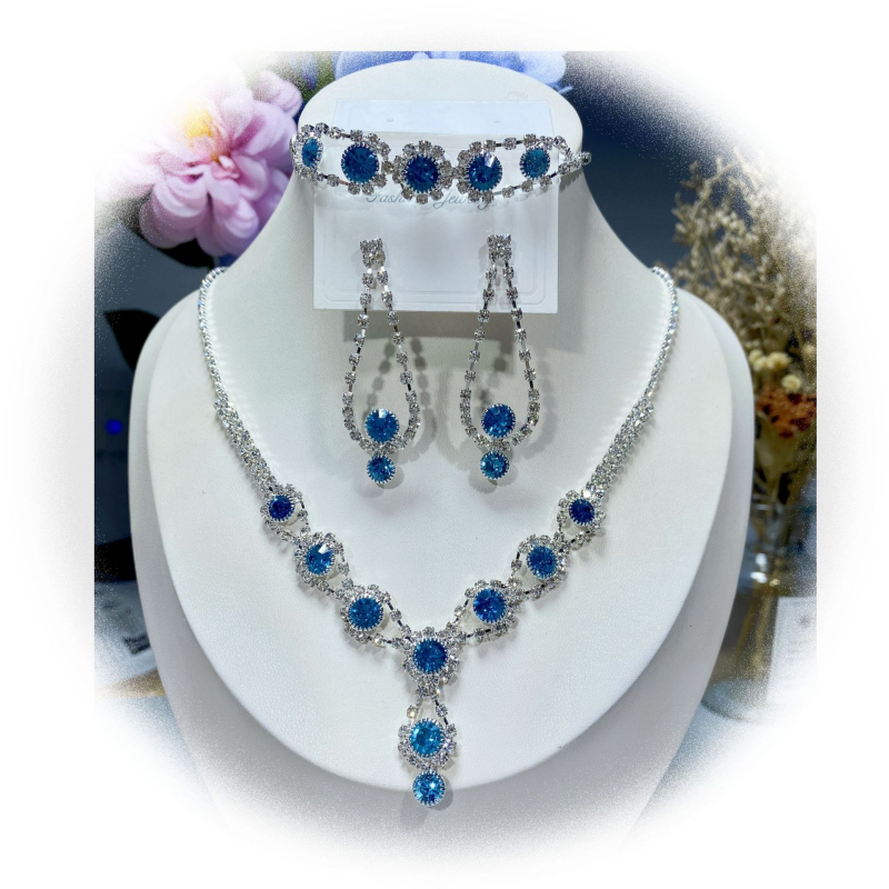 Három darabos ékszerszett: nyaklánc, fülbevaló, karkötő rhinestones-szal, claw lánc, virágos minta, elektroplattolt felület, 2025 ősz