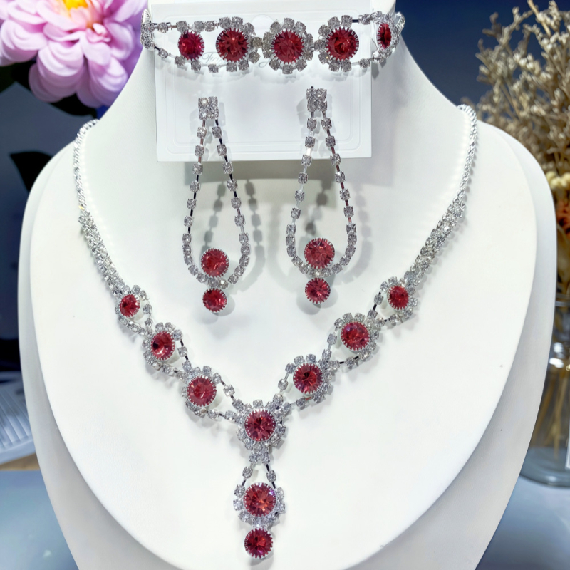 Három darabos ékszerszett: nyaklánc, fülbevaló, karkötő rhinestones-szal, claw lánc, virágos minta, elektroplattolt felület, 2025 ősz