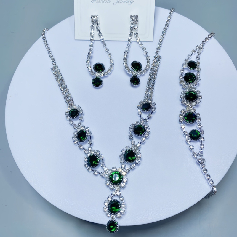 Három darabos ékszerszett: nyaklánc, fülbevaló, karkötő rhinestones-szal, claw lánc, virágos minta, elektroplattolt felület, 2025 ősz