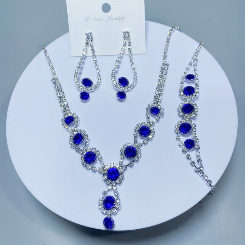 Három darabos ékszerszett: nyaklánc, fülbevaló, karkötő rhinestones-szal, claw lánc, virágos minta, elektroplattolt felület, 2025 ősz