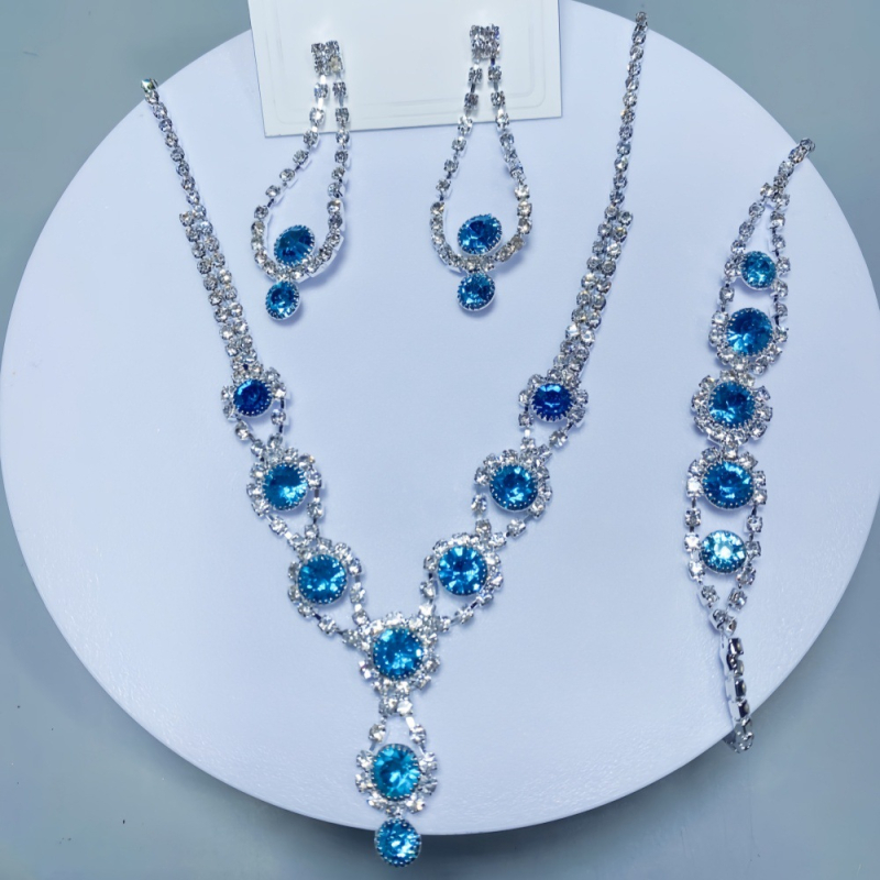 Három darabos ékszerszett: nyaklánc, fülbevaló, karkötő rhinestones-szal, claw lánc, virágos minta, elektroplattolt felület, 2025 ősz