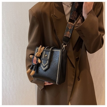 PU ženska torba, bucket bag stil, poliesterna podstava, magnetsko zatvaranje, unutarnji džep sa zatvaračem