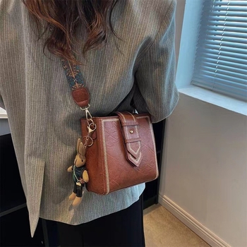 PU ženska torba, bucket bag stil, poliesterna podstava, magnetsko zatvaranje, unutarnji džep sa zatvaračem