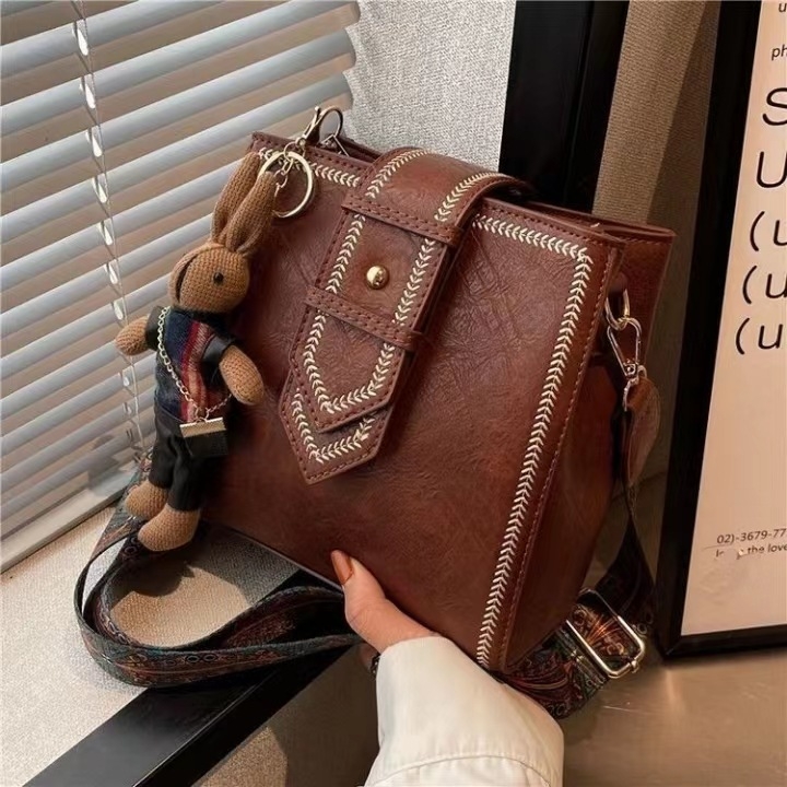 PU ženska torba, bucket bag stil, poliesterna podstava, magnetsko zatvaranje, unutarnji džep sa zatvaračem