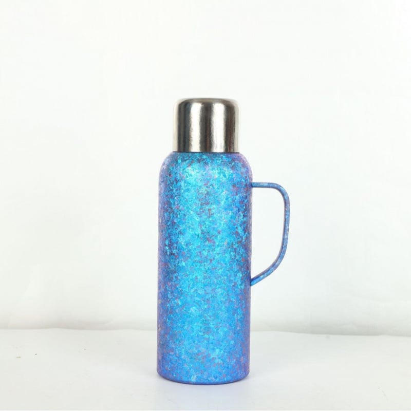 Titánból készült izolált termosz fogantyúval, nagy kapacitás, 6-12 órás szigetelés