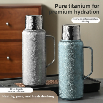 Tiszta titán termosz vákuum-szigeteltséggel, mechanikus hőmérővel, tea rekesszel és pop-up fedéllel.