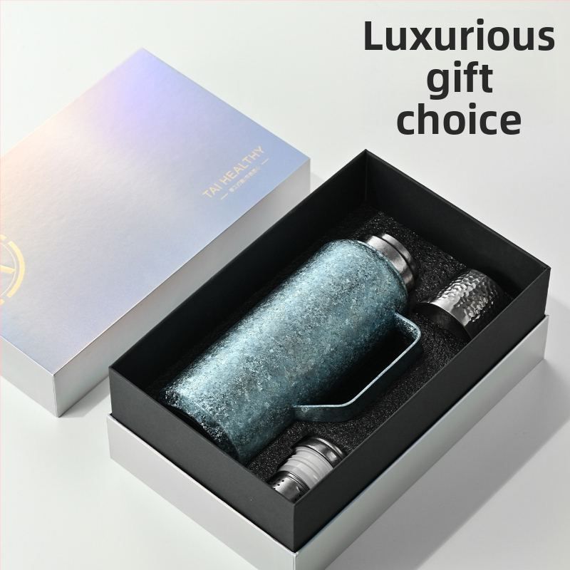 Termosas iš gryno titano su vakuumine izoliacija, mechaniniu termometru, arbatos skyriumi ir iškyla dangteliu.