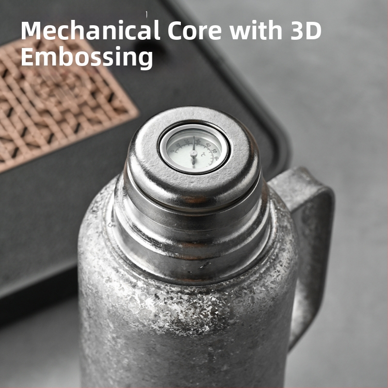 Termosas iš gryno titano su vakuumine izoliacija, mechaniniu termometru, arbatos skyriumi ir iškyla dangteliu.