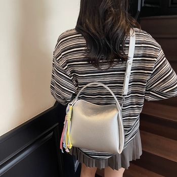 Crossbody torba od PU materijala, cilindričnog oblika, zatvarač, unutarnji pretinac za mobitel