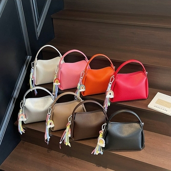 Crossbody torba od PU materijala, cilindričnog oblika, zatvarač, unutarnji pretinac za mobitel