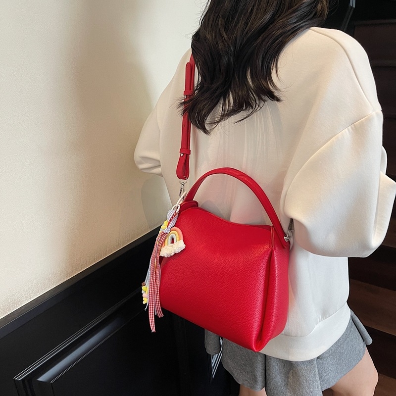 Crossbody torba od PU materijala, cilindričnog oblika, zatvarač, unutarnji pretinac za mobitel