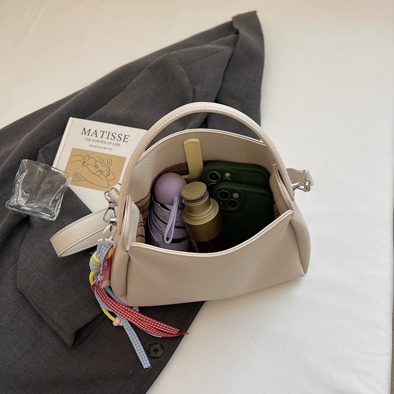 Crossbody torba od PU materijala, cilindričnog oblika, zatvarač, unutarnji pretinac za mobitel