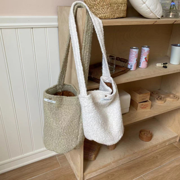 Crossbody torba s umjetnim krznom, gradski stil, magnetsko zatvaranje, unutarnja pretinac, podstava, s jednim remenom