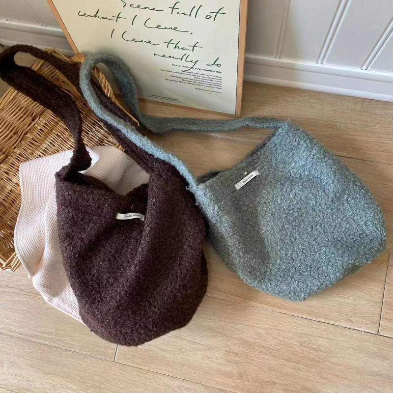 Crossbody torba s umjetnim krznom, gradski stil, magnetsko zatvaranje, unutarnja pretinac, podstava, s jednim remenom