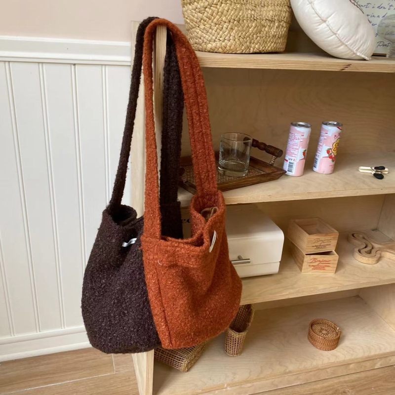 Crossbody torba s umjetnim krznom, gradski stil, magnetsko zatvaranje, unutarnja pretinac, podstava, s jednim remenom