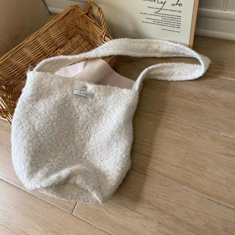 Crossbody torba s umjetnim krznom, gradski stil, magnetsko zatvaranje, unutarnja pretinac, podstava, s jednim remenom