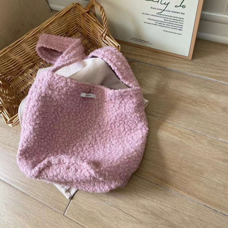Crossbody torba s umjetnim krznom, gradski stil, magnetsko zatvaranje, unutarnja pretinac, podstava, s jednim remenom