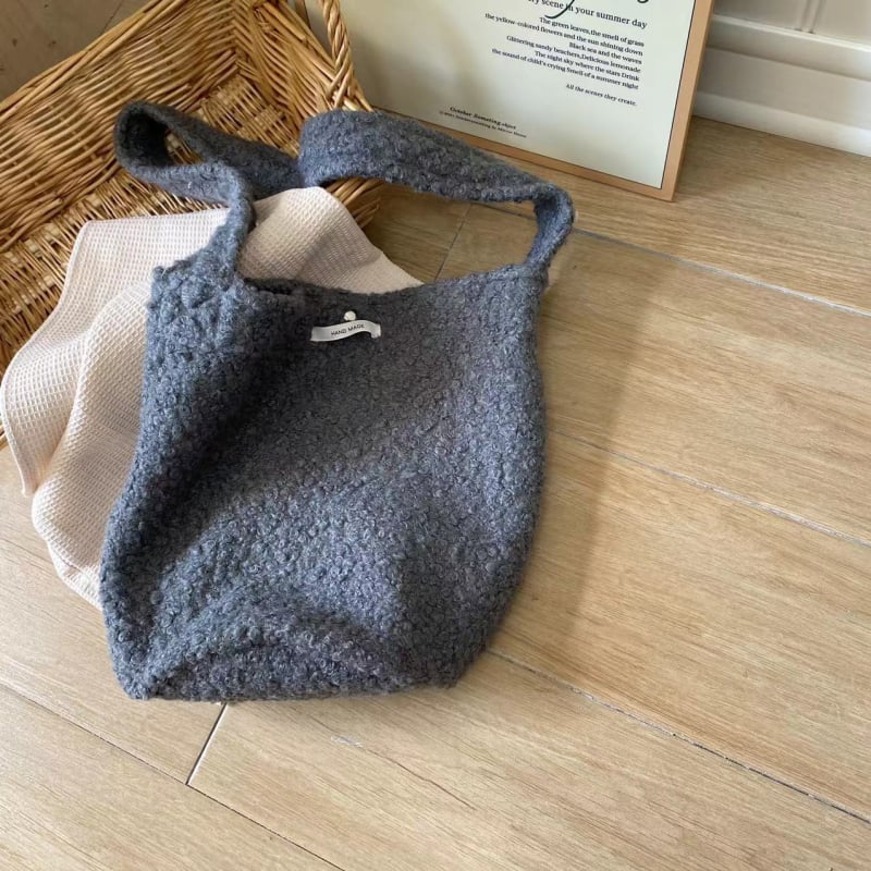 Crossbody torba s umjetnim krznom, gradski stil, magnetsko zatvaranje, unutarnja pretinac, podstava, s jednim remenom