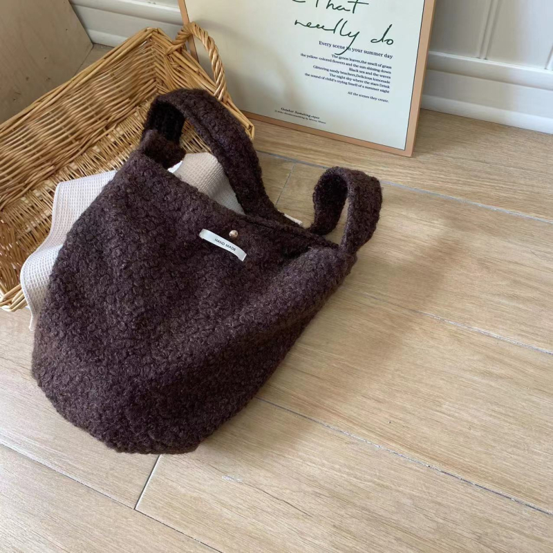 Crossbody torba s umjetnim krznom, gradski stil, magnetsko zatvaranje, unutarnja pretinac, podstava, s jednim remenom