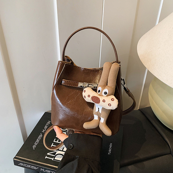 Torba za rame crossbody bucket, PU koža, magnetsko zatvaranje, džep za telefon, bez podstave (jesen 2025, gradski stil, jedan remen)