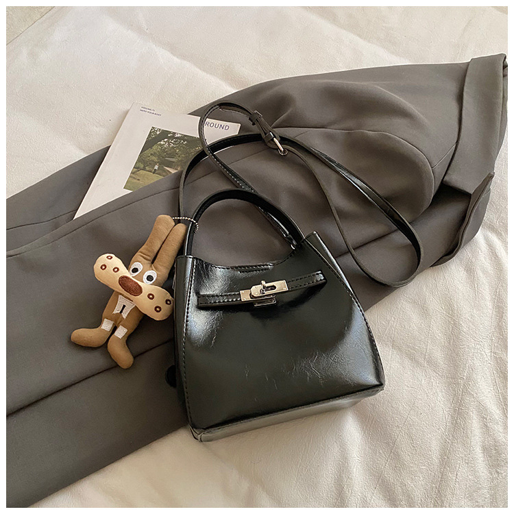 Torba za rame crossbody bucket, PU koža, magnetsko zatvaranje, džep za telefon, bez podstave (jesen 2025, gradski stil, jedan remen)