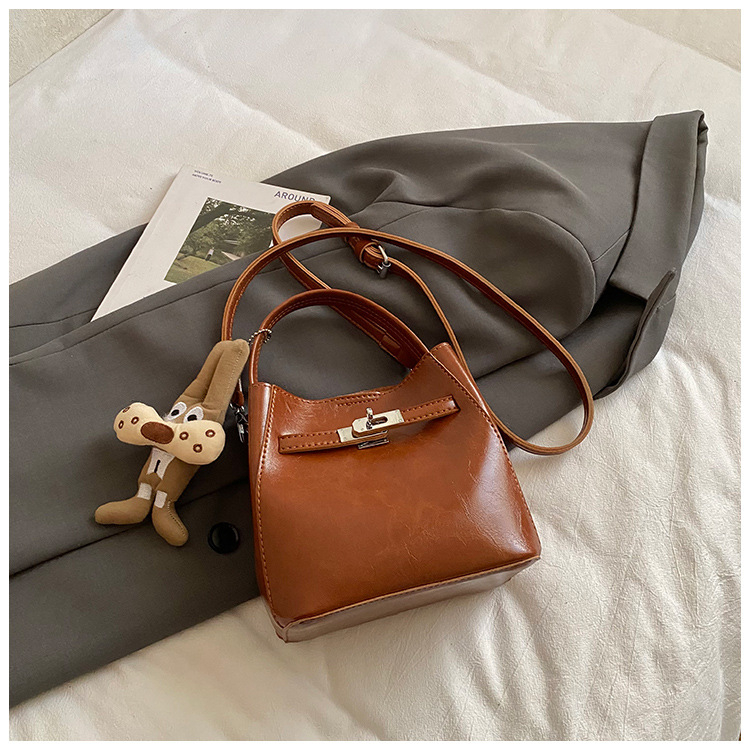 Torba za rame crossbody bucket, PU koža, magnetsko zatvaranje, džep za telefon, bez podstave (jesen 2025, gradski stil, jedan remen)