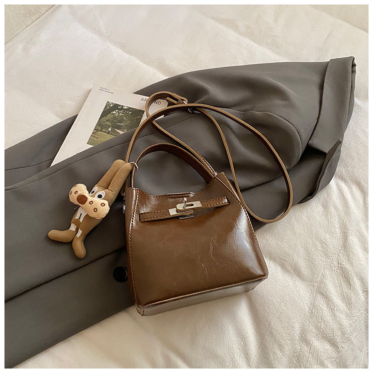 Torba za rame crossbody bucket, PU koža, magnetsko zatvaranje, džep za telefon, bez podstave (jesen 2025, gradski stil, jedan remen)