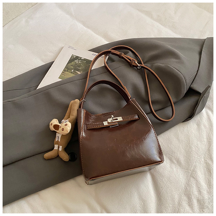 Torba za rame crossbody bucket, PU koža, magnetsko zatvaranje, džep za telefon, bez podstave (jesen 2025, gradski stil, jedan remen)