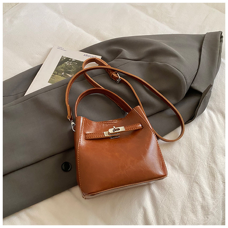 Torba za rame crossbody bucket, PU koža, magnetsko zatvaranje, džep za telefon, bez podstave (jesen 2025, gradski stil, jedan remen)