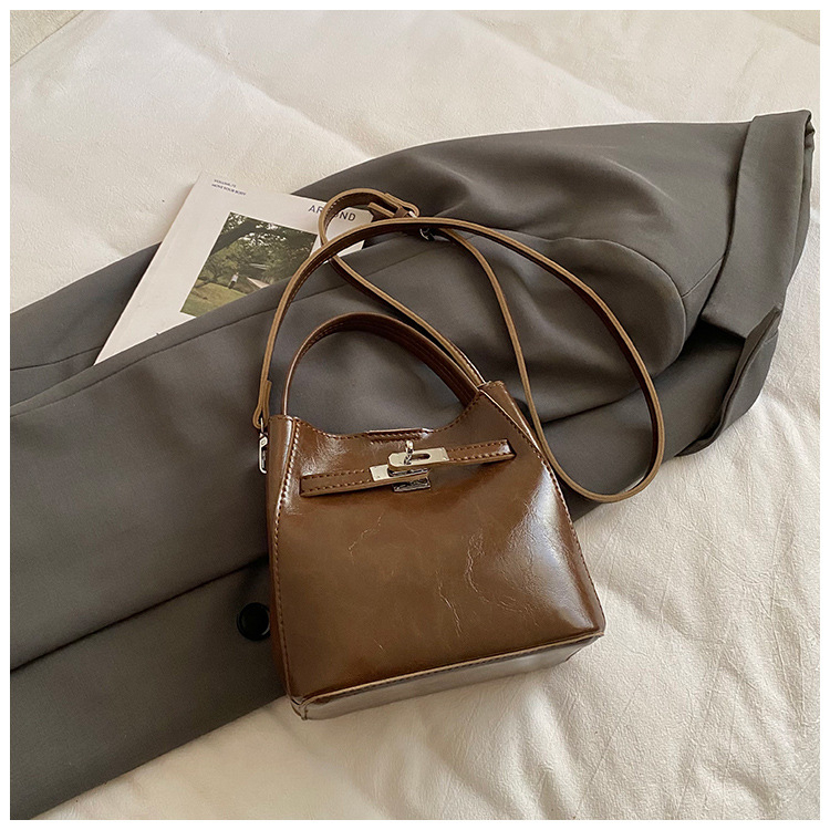 Torba za rame crossbody bucket, PU koža, magnetsko zatvaranje, džep za telefon, bez podstave (jesen 2025, gradski stil, jedan remen)