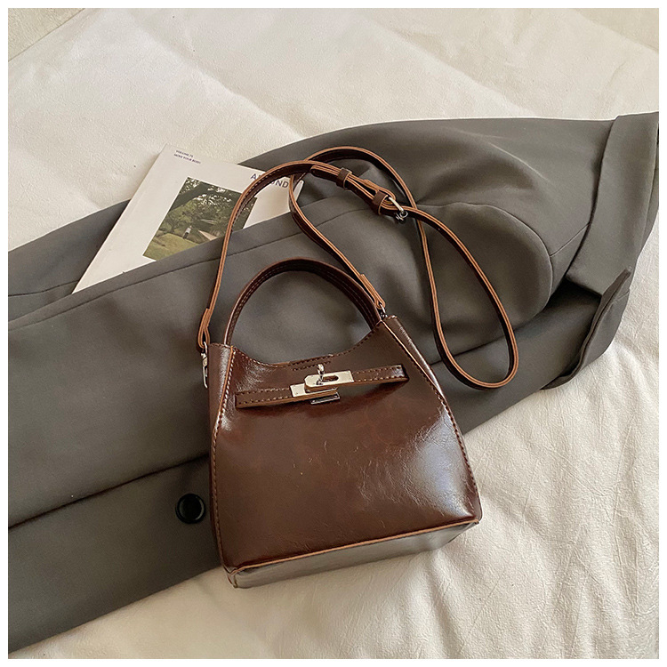 Torba za rame crossbody bucket, PU koža, magnetsko zatvaranje, džep za telefon, bez podstave (jesen 2025, gradski stil, jedan remen)
