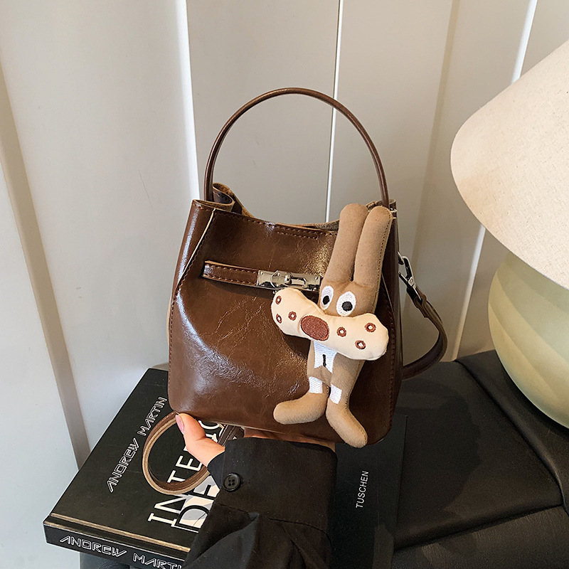 Torba za rame crossbody bucket, PU koža, magnetsko zatvaranje, džep za telefon, bez podstave (jesen 2025, gradski stil, jedan remen)