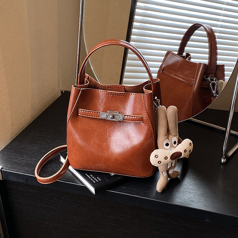 Torba za rame crossbody bucket, PU koža, magnetsko zatvaranje, džep za telefon, bez podstave (jesen 2025, gradski stil, jedan remen)