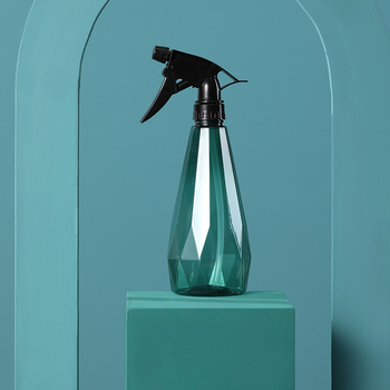 Χειροκίνητη πλαστική κανάτα ποτίσματος με διαμαντένια κεφαλή ψεκασμού για λουλούδια και παχύφυτα