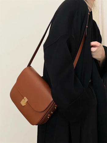 Geantă crossbody din piele naturală, siluetă pătrată, închidere cu lacăt, buzunar intern cu fermoar laminat, curea de umăr cu o singură curea