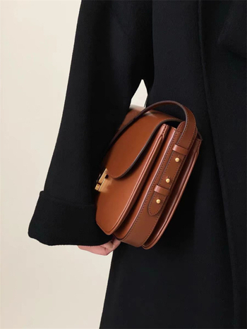 Geantă crossbody din piele naturală, siluetă pătrată, închidere cu lacăt, buzunar intern cu fermoar laminat, curea de umăr cu o singură curea