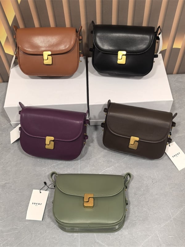 Geantă crossbody din piele naturală, siluetă pătrată, închidere cu lacăt, buzunar intern cu fermoar laminat, curea de umăr cu o singură curea