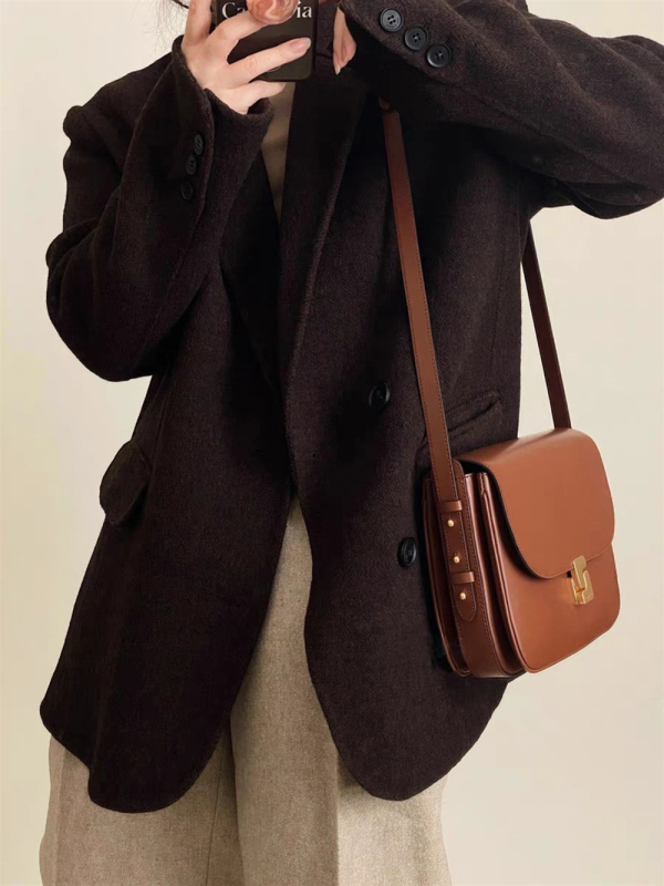 Geantă crossbody din piele naturală, siluetă pătrată, închidere cu lacăt, buzunar intern cu fermoar laminat, curea de umăr cu o singură curea