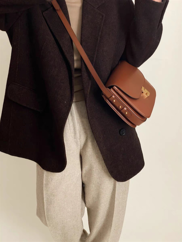 Geantă crossbody din piele naturală, siluetă pătrată, închidere cu lacăt, buzunar intern cu fermoar laminat, curea de umăr cu o singură curea