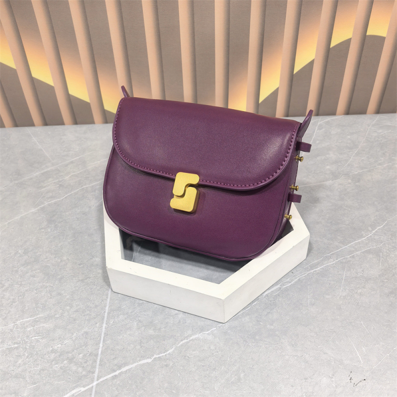 Geantă crossbody din piele naturală, siluetă pătrată, închidere cu lacăt, buzunar intern cu fermoar laminat, curea de umăr cu o singură curea