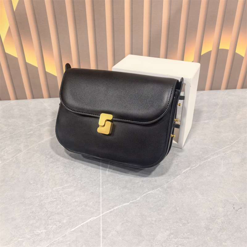 Geantă crossbody din piele naturală, siluetă pătrată, închidere cu lacăt, buzunar intern cu fermoar laminat, curea de umăr cu o singură curea